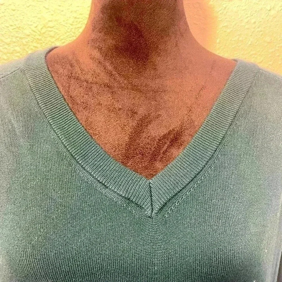 Lane Bryant V-Neck Emerald Green Sweater - Size 18/20 (2X) - Picture 2 of 7